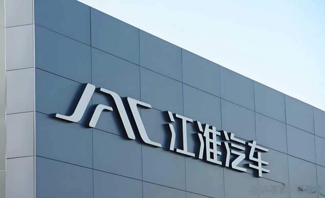 Stellantis和零跑的合作模式已经跑通了——零跑国际，Stellantis持股51%，零跑负责技术，Stellantis负责海外渠道和生产。如果玛莎拉蒂和江淮、华为的三方合作也照这个模板来，江淮的角色大概率是“制造基地”，华为出智能座舱和智驾，Stellantis出品牌和海外市场。问题是，玛莎拉蒂不是零跑。一个百年 ​