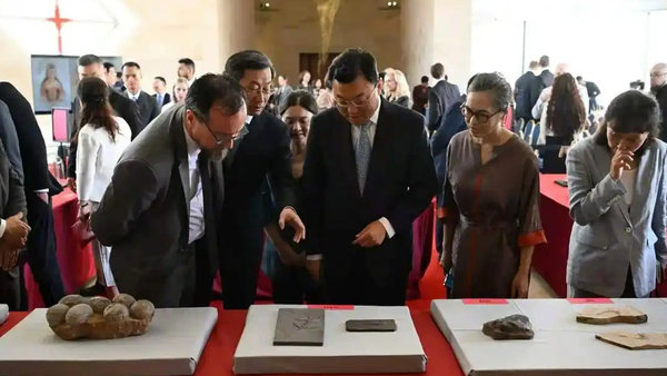 9月16日，中国驻美国大使馆接收美方返还的58件文物艺术品和古生物化石，含一尊百余年前遭劫掠的山西天龙山石窟菩萨像。美方称将依据相关备忘录继续支持文物回归。‌‌ ​