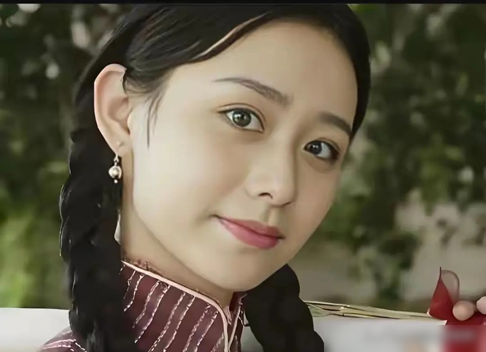 一个画图的，第一次演戏就把人看傻了。王晓慧，01年潮汕妹，本职设计师，之前连句台词没拍过。结果《给阿嫲的情书》里那个青年淑柔，温柔得让人不敢大声喘气，漂亮得不像素人。
潮汕话台词全是现学的，镜头一给特写，眼里全是戏。导演蓝鸿春胆子也大，敢用一个零经验的素人挑这么重的角色。4月首映，5月全国公映，直