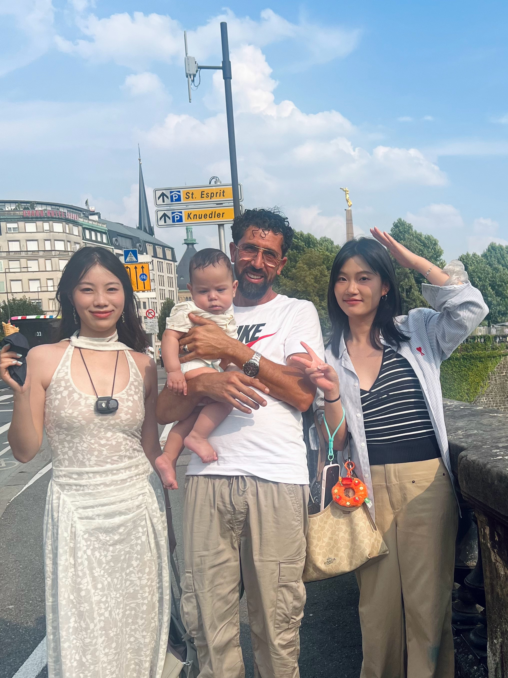 小记
P1在卢森堡的路上，一对外国夫妇喊住我和我的朋友，说我们很漂亮想和我们一起合照，我们欣然答应，拍完照之后她问到我们来自哪里，是在这住还是旅行，我们说是中国人，只是来旅行，听到China的时候她明显有点惊讶，是那种和预期不同的诧异，紧接着她问我觉得中国好还是欧洲好，我不假思索回答一定 ​