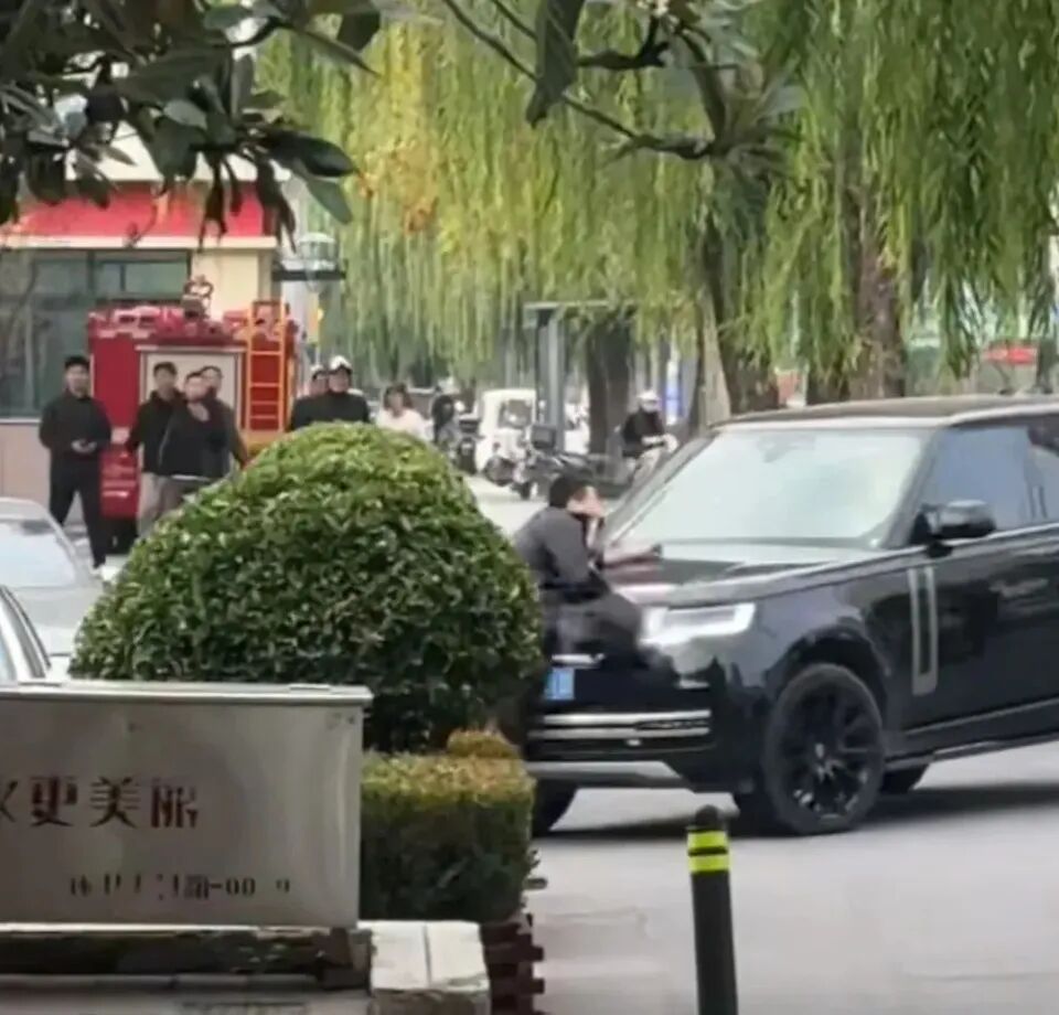 2025年11月12日，河南郑州一名男子持刀与民警对峙，路虎司机贾某驾...