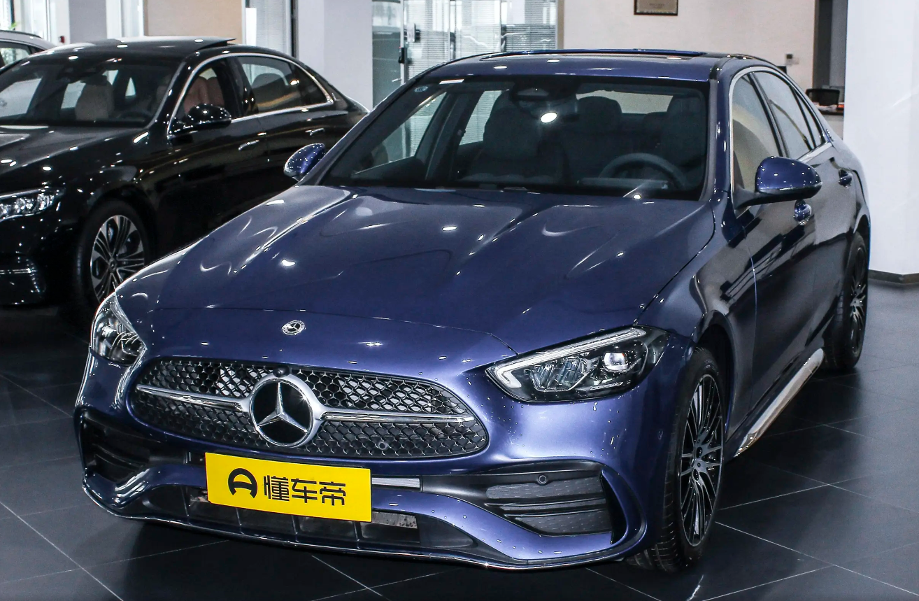 新车26万，二手2024款奔驰C级15万级，如果是你，你怎么选？
奔驰C级现在价格确实比较高，因为新款车型落地大概26万左右。虽然说动力总成加强了，但对很多朋友来说，选这款车更多追求的并不是强烈的驾驶体验和强劲的动力，而是实打实的排面，以及实打实的用车。
这时候咱们不妨看看二手车，比如说2024款奔