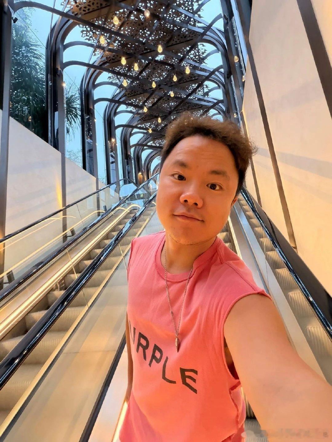 深圳人不是不想爱，是爱不起

继续和张琦的对谈啊。
 
一、张琦 IP 三段论，共情、共鸣、共识
 
张琦说还记得我一条爆款，主题是共和国的四个儿子。
 
东北是长子，出生比较早，家里比较贫穷，顶起家里的顶梁柱。
 
北京是嫡子。
 
上海是留洋回来的孩子，洋范十足精致。
 
深圳是共和国最小的儿子，得 ​