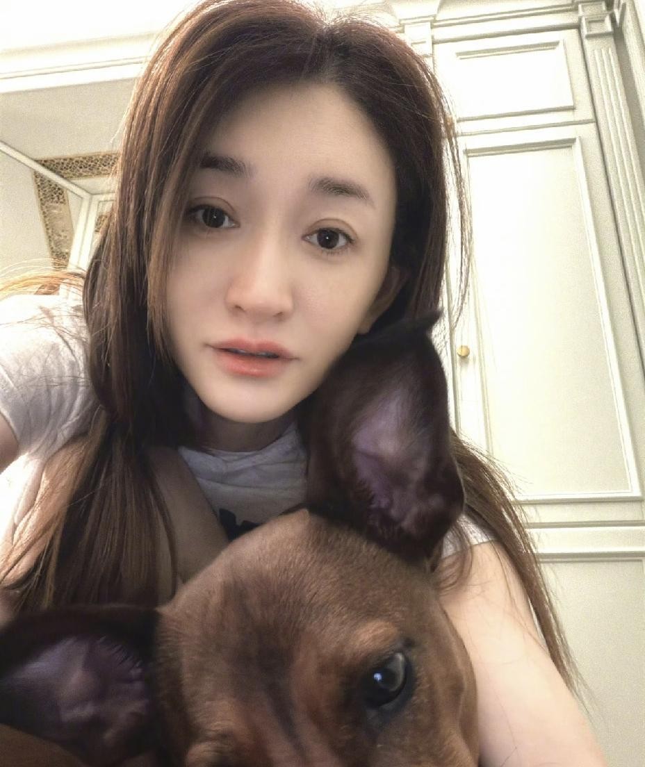 李小冉，这个名字搁在娱乐圈里，算得上一股子特别的气儿。别人忙着上热搜、炒CP、买通稿的时候，她倒好，悄没声儿地拍完戏就回家待着，跟个没事人似的。最近看到她的消息，还是因为新剧开播，大家伙儿一水儿地夸她那骨子里的“倔劲儿”。我倒觉得，这份倔劲儿，挺让人上头的。
你看她演的那些角色，从《像雾像雨又像风》