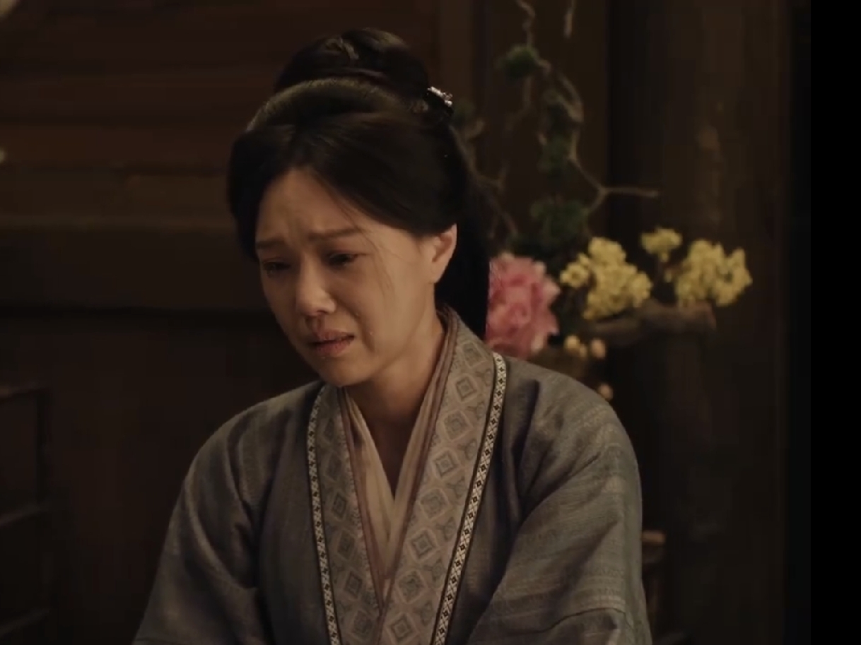 《嫁金钗》魏娆终于知道了自己不是穷阿母亲生的孩子，只是顶替了养母大女儿阿丑的身份。没想到，看似体弱多病、软弱无能的村妇，心里也有自己的算计。

养母亲生女儿被狼咬死了，看到和女儿一般大的魏娆，就把她抱回了家，当成自己的女儿阿丑。连她养父都不知道此事。

养母为什么要这么做？

其实养母心眼不坏，若不