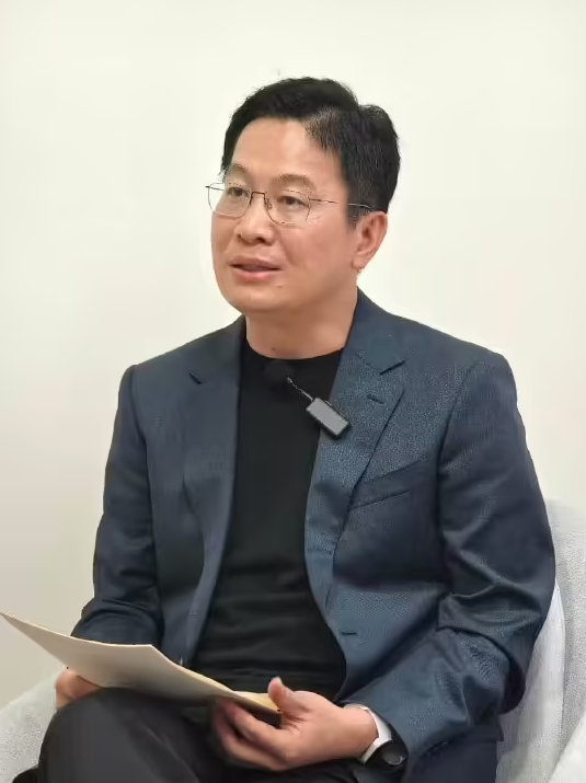 【#卢伟冰回应内存持续涨价#】#卢伟冰称不能简单把内存成本转移# 9月4日，在 IFA 2026 小米全球发布会后，小米集团合伙人、总裁、手机部总裁卢伟冰与媒体对话。

谈及存储持续涨价话题，他表示，涨也好、跌也好，总要往前走。但小米在预测之后，至少有一个很简单的结论：不能简单地把成本转移，一定要 ​