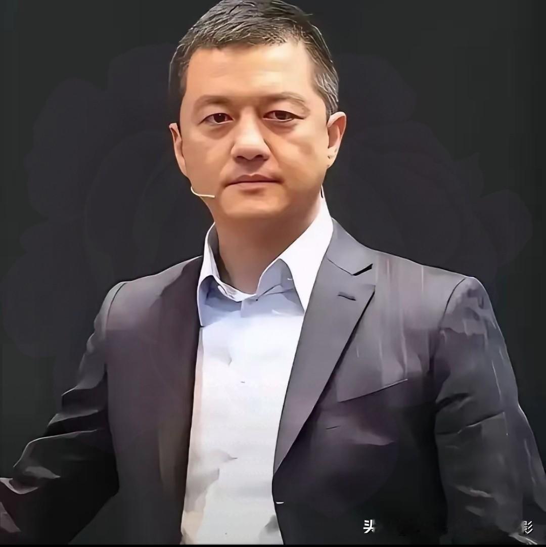 李亚鹏放弃演员高片酬，跑去直播间卖茶，他到底图个啥？

曾经挺有名的演员李亚鹏，现在很少拍戏了，转行做卖茶直播。

直播间里有网友忍不住问了：放着现成的高片酬不赚，好好的戏不拍，跑来卖茶，这是为啥呢？

他也不接话，慢悠悠地洗茶、注水，那动作轻得就像在雕琢一件老物件。三十年的老树茶，让他品出了人味儿