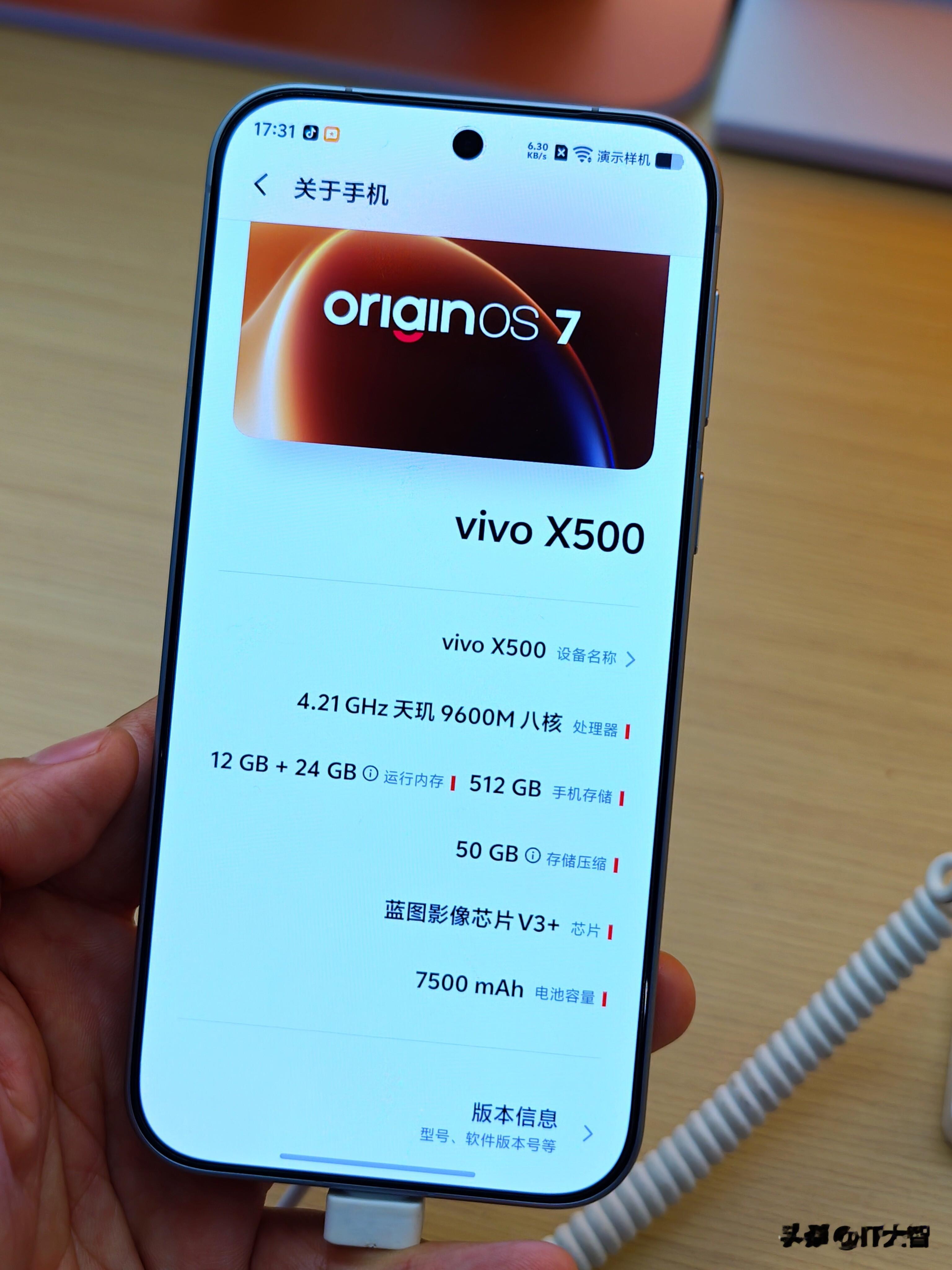 vivo X500系列摸到了，告诉你们一些不为人知的“秘密”！
设计方面，三台机器都是大R角，内外弧度一致，配合超窄四等边，视觉观感很不错，均为直角中框，后盖类磨砂工艺，触感特别。
尺寸方面，X500是6.59英寸，X500P是6.36英寸，X500PM是6.85英寸，PM狠大狠大，大智这么大手都有