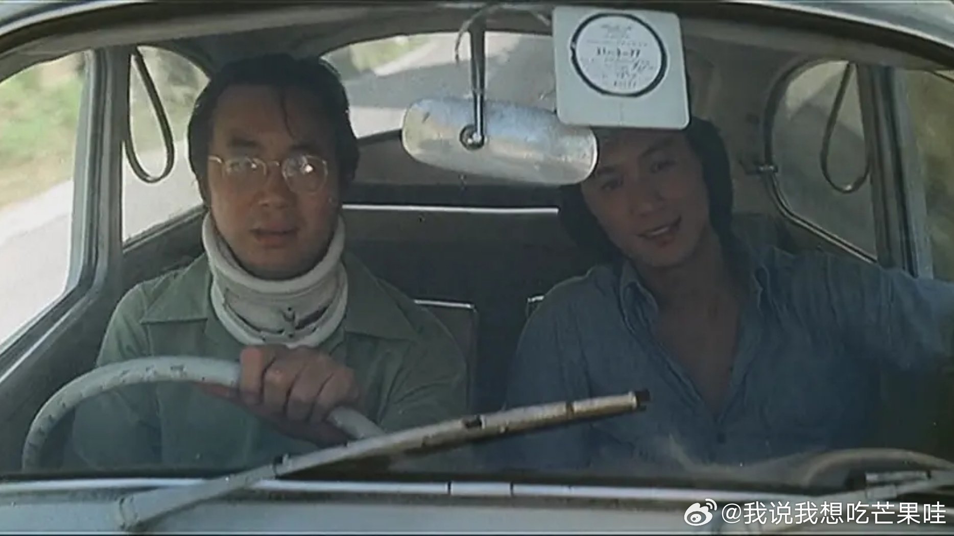 #香港电影[超话]##半斤八两##许冠文##许冠杰# 
【港片】半斤八两(1976)
一代人的港片记忆，笑点背后写尽底层普通人的生存处境。 ​