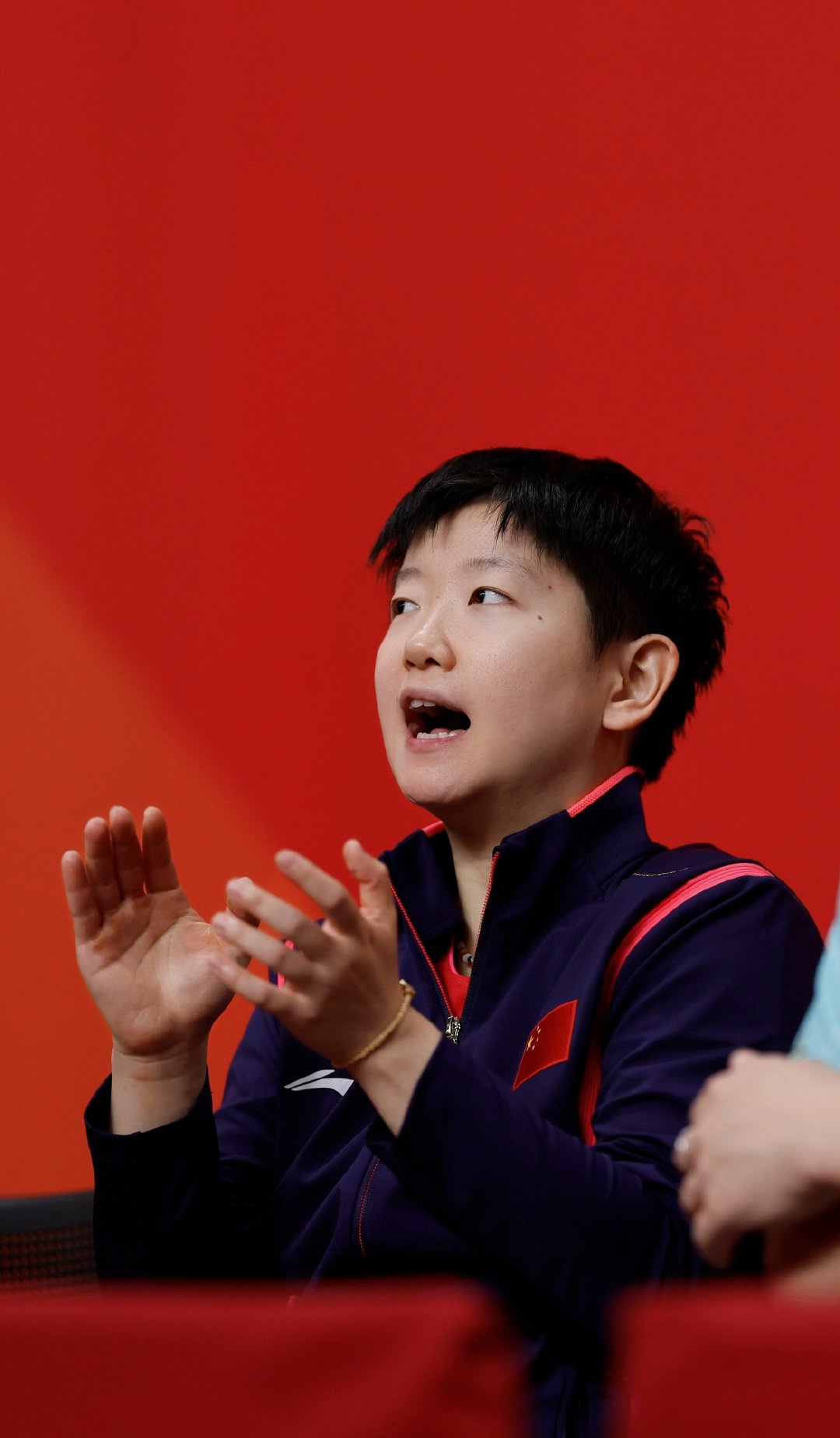 小小的手，小小的肩…… ​