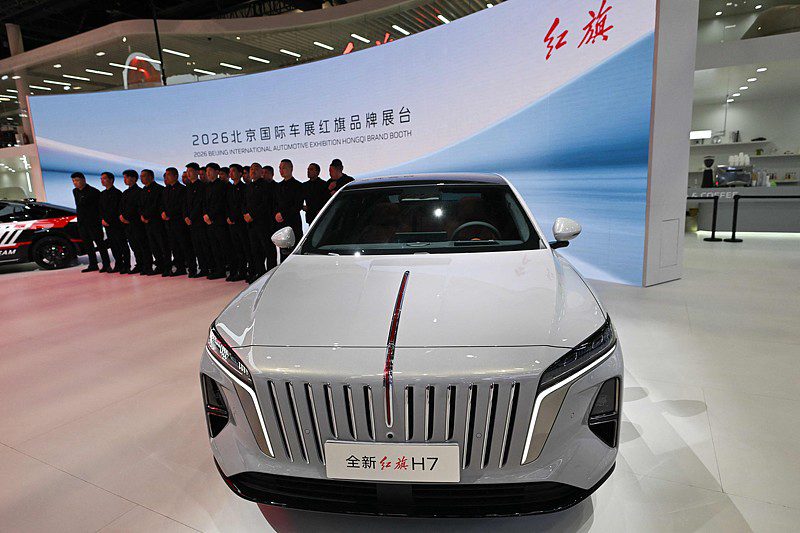 红旗H7王者归来：18万起售，续航近2000公里，网友直呼真香

兄弟们，说个重磅消息：红旗H7这回是真的要“支棱起来”了。

一汽红旗刚刚官宣，全新一代H7将于9月16日正式上市。作为一款中大型豪华轿车，这次它直接砍掉了传统燃油版本，全系换装1.5T插电混动系统。最让人惊喜的是，价格简直离谱——起