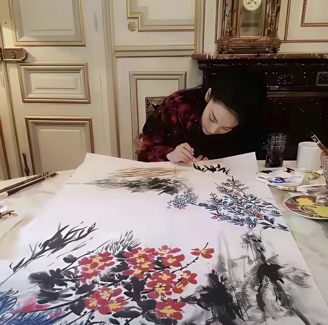 张馨予拍戏之外，最爱在书房、庭院里画画——国画、油画都玩得转！
人家这可不是业余爱好：爷爷是水粉画家，自己大学学艺术设计，还专门去巴黎进修过油画。
画作都上过公益拍卖，这哪是演员，分明是被演戏耽误的画家！