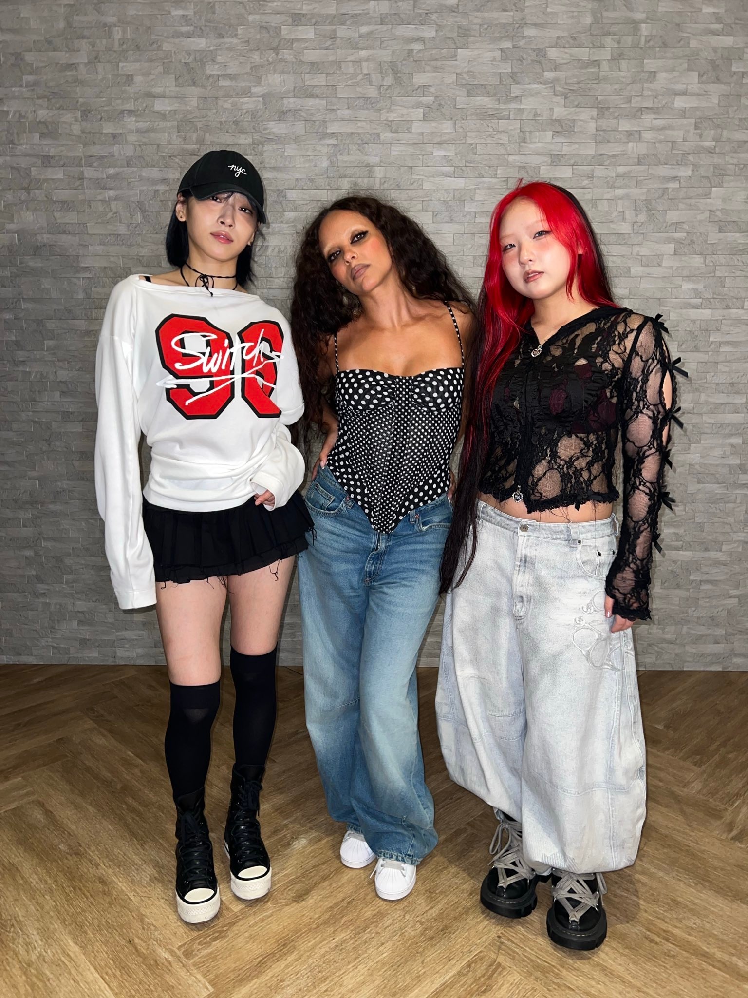 #HANA组合[超话]# 260819 索尼音乐洋乐部更新
❤️‍🔥 #HANA# × #JADE# 舞蹈合作 ❤️‍🔥

两组艺人今年都参加了 SUMMER SONIC，而且还有一个共同点，都是从生存选秀节目出道的组合。✅

公开了 JISOO、CHIKA 和 Jade的幕后纪念合照📸✨

也请一定去看看她们互相用对方的歌曲跳舞的视频！

? ​