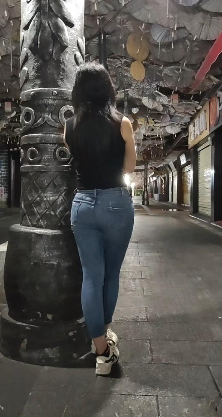 紧身牛仔裤搭配，展现自己的完美身材。