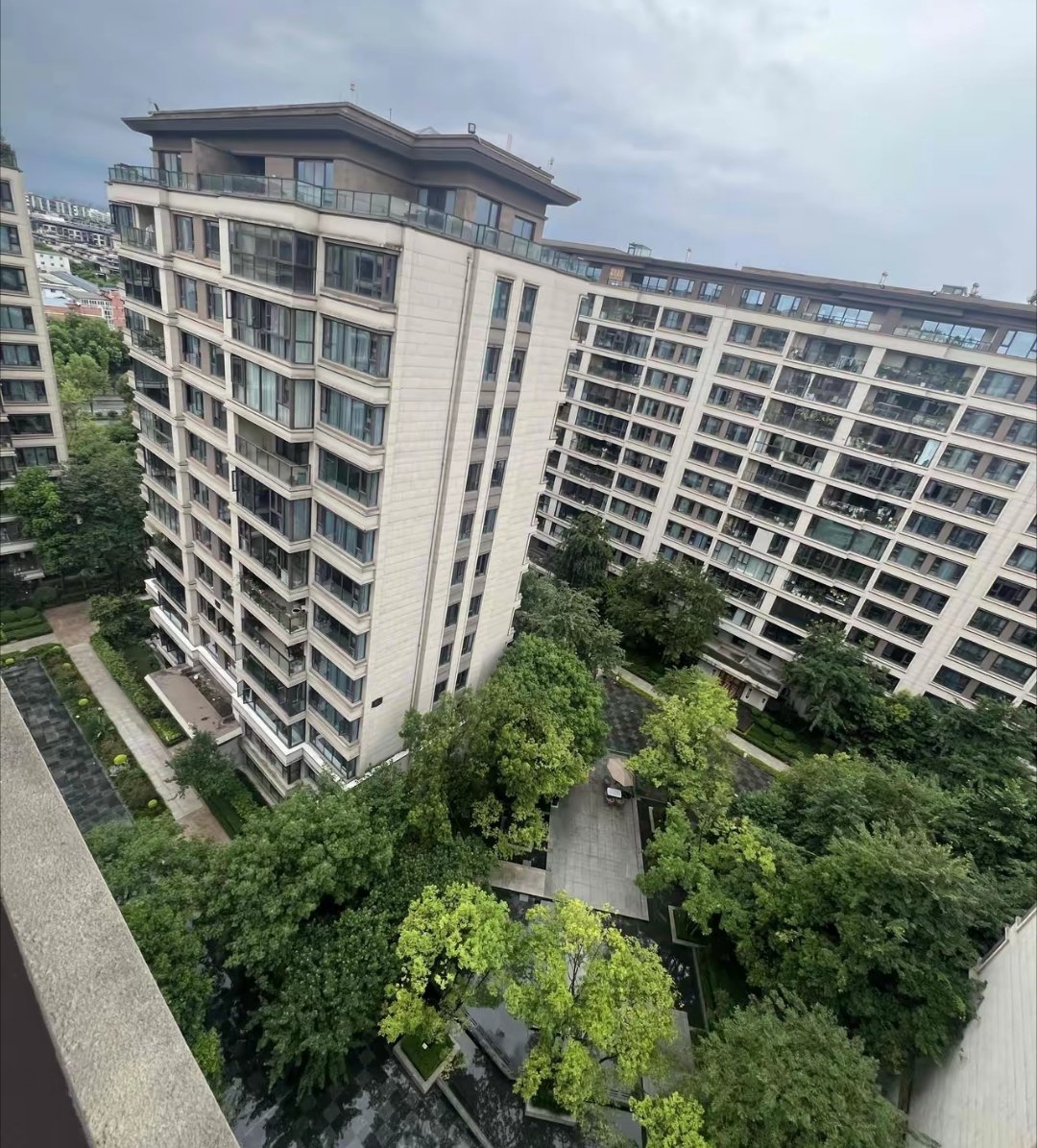 住建部2026年9月18日官宣，二手房交易占比突破50%，标志我国房地产正式进入存量时代。二手房交易占比从2020年的27%提高到2025年的46%，今年前8个月已经达到52%，超过50%标志着进入存量时代。

住建部将楼层高标准从原来的2.8米提高到3米；为解决老年群体上下楼的问题，新标准提出4楼及以上住宅都要加装 ​