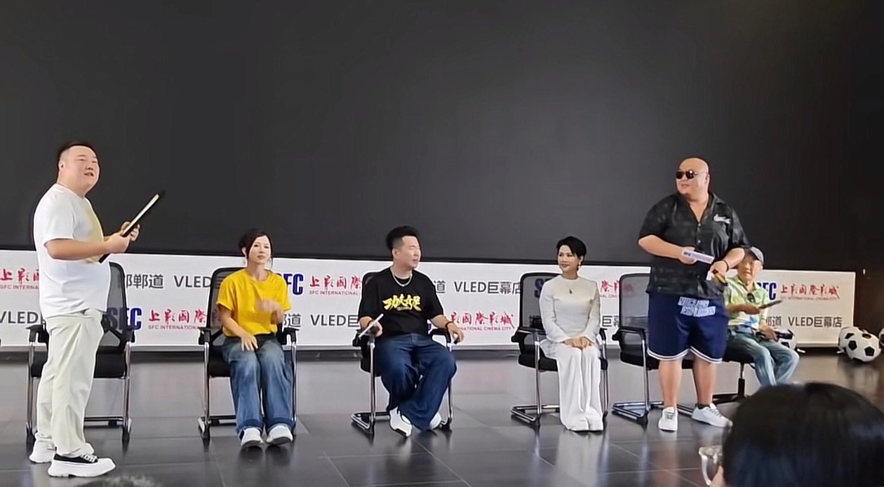 昨天，《功夫女足》真的来邯郸路演了！

在邯郸道影院，周星驰、张小斐、迪丽热巴、张艺兴、蔡思贝、雪野等主要演员全都没来！  ​