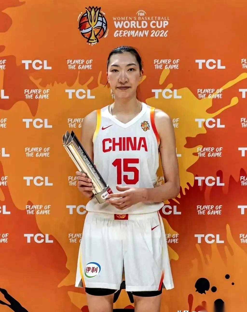这场比赛内线缺人，韩旭连轻易犯规和下场休息都做不到。
她没有选择在篮下死磕对抗，而是频繁拉到外线完成投篮和挡拆。
年轻球员经验不足留下的轮换空缺以及外线的不稳定依然等待解决。
以前咱们看内线打球，脑子里冒出来的画面就是一群大个子在篮底下肉搏，抢位置、拼肌肉、死磕对抗。
但现在的篮球早就不玩这一套了。