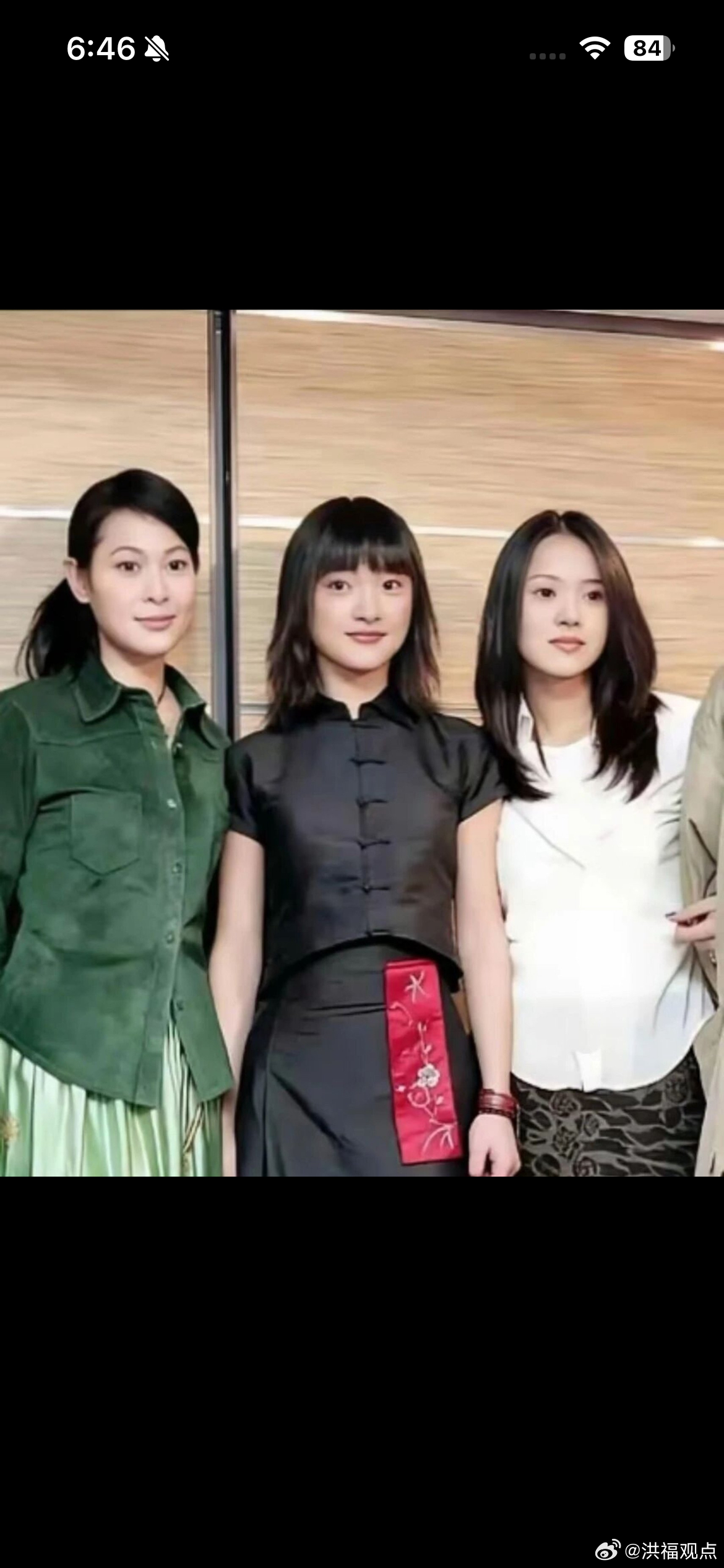 一张老照片，把人拉回了27年前。那时的周迅、刘若英、伊能静，各有各的美，站在一起，就像《人间四月天》的故事已经开场。

1999年末，三人为这部剧出席发布会。刘若英饰演张幼仪，周迅饰演林徽因，伊能静饰演陆小曼。如今再看，依然觉得这组选角很有味道：刘若英沉静，周迅灵动，伊能静柔美，各自撑起 ​