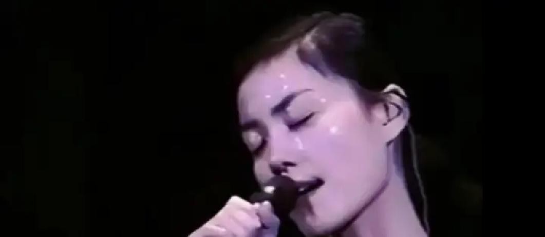 窦唯顶着王菲前夫这个标签27年，有人开出七位数，让他上台聊几句旧情，他全推了。

换别的男明星，早开一百场直播卖情怀了。窦唯连旁敲侧击蹭热搜都不干。锋菲复合传了八次，他一个字没发过。

他干的事：被拍到拎着编织袋坐地铁，碰到路人问王菲，低头直接走。录音师2023年亲口说，七位数商单就为让他提一嘴，他