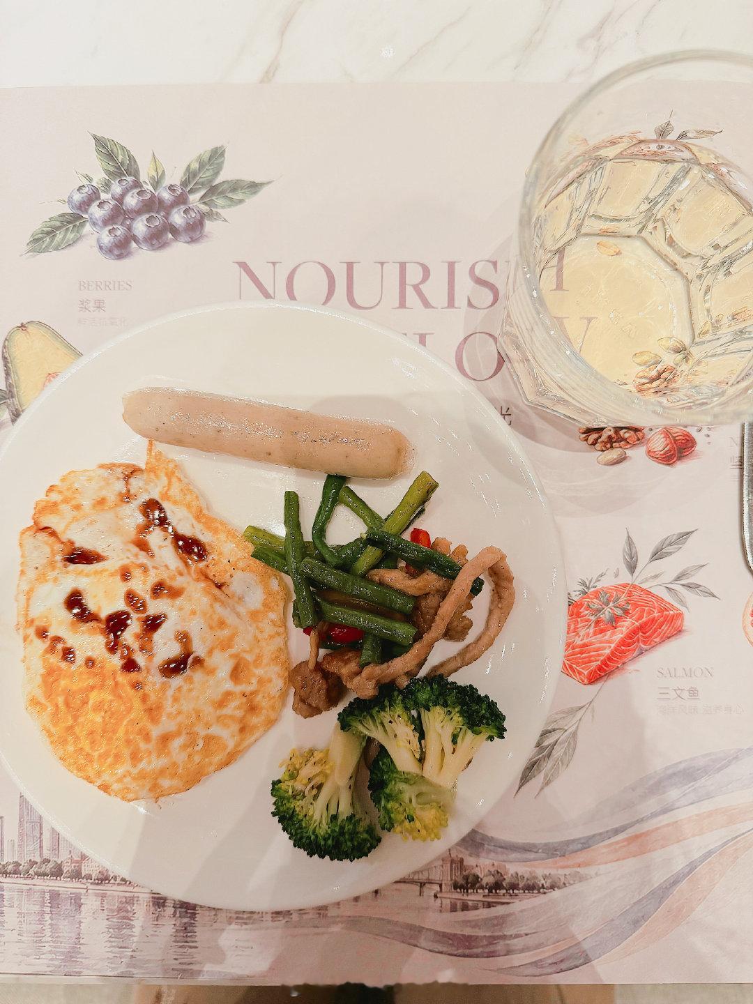 #生活手记#晚餐吃越南菜，点了古香斋的刨冰外卖……
上午路过冈冈面包，小孩姐爱上了盐可颂，不过真的不错，刚刚又让我帮她点外卖，妈呀，这一家子可真馋～ ​