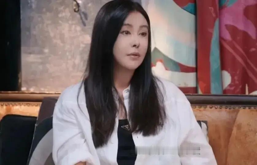 59岁王祖贤亲口推翻22年“情伤退圈”传言：和齐秦分手后单身24年，在加拿大开艾灸馆开到硅谷，还说“我字典里没有结婚二字”
李诞小心翼翼地问出那个问题的时候，大概做好了接住任何情绪的准备。毕竟对面坐的是消失22年的王祖贤，毕竟所有人都以为她会说起齐秦，说起那段十五年，说起被辜负。结果她连停顿都没有：