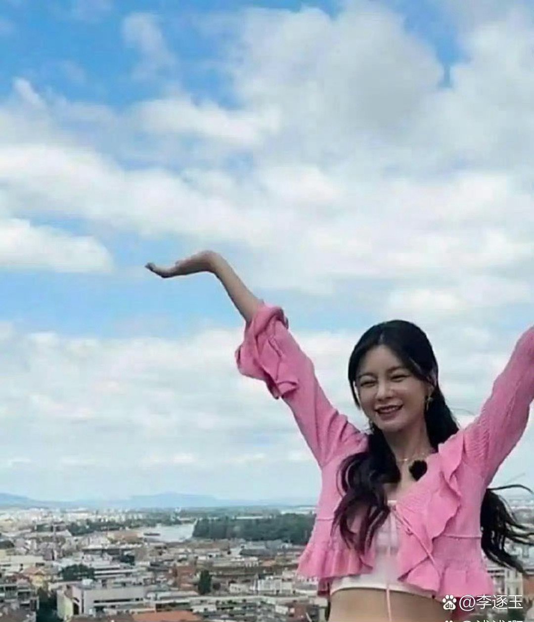 沈梦辰肚脐那儿啥情况呀，头回见明星有这玩意儿 ​ ​​​
