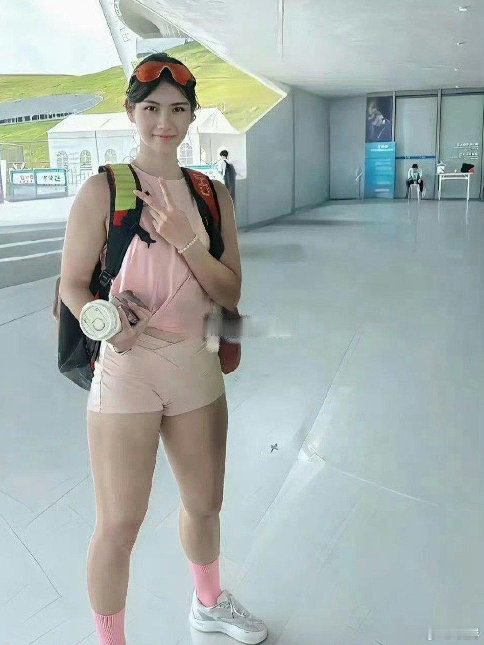 夏思凝这腿练得比吴艳妮还粗了，私下肯定没少下功夫！ ​