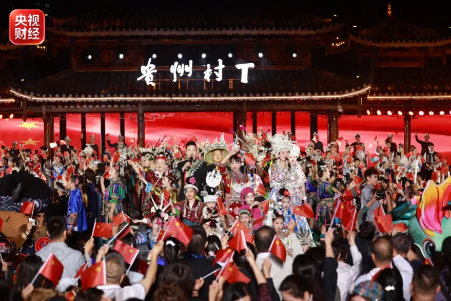 【#未来五年文化产业这么干##未来5年我国文化蓝图来了#】近日，文化和旅游部发布《文化产业发展“十五五”规划》。根据《规划》，到2030年，文化产业规模、整体实力和综合效益力争实现跃升，优质产品供给更加丰富，文化消费更加活跃，产业国际竞争力稳步提升，文化产业的支柱性地位进一步巩固。
[话筒] ​