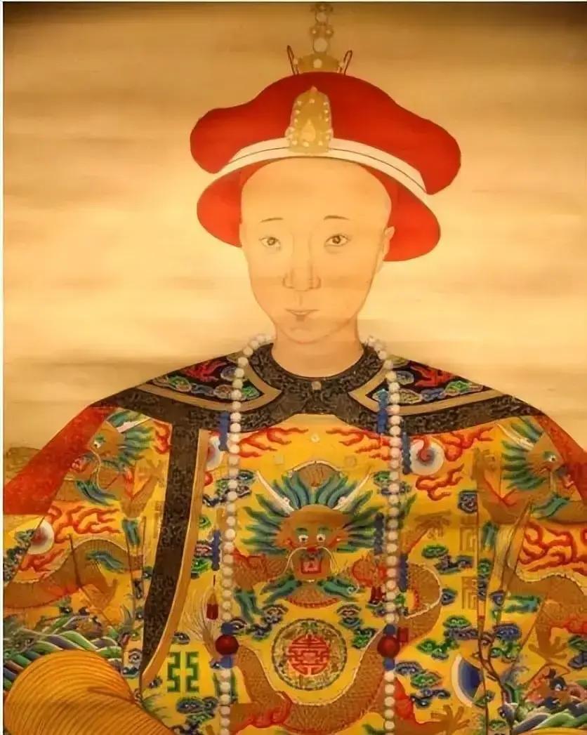 光绪临终那天，太监小德张低声向他通报：慈禧定了继位人，是载沣家的三岁孩子溥仪。
 
光绪听了愣了一下，脸色铁青，一言不发。
 
过了会儿，喃喃说出两句话：“孤儿继孤魂，荒唐。”那晚他气急攻心，吐血而亡。
 
小德张退到门外，垂手站着。廊下风大，他缩了缩脖子，听见屋里又传来咳嗽声，一声接一声，像要把肺