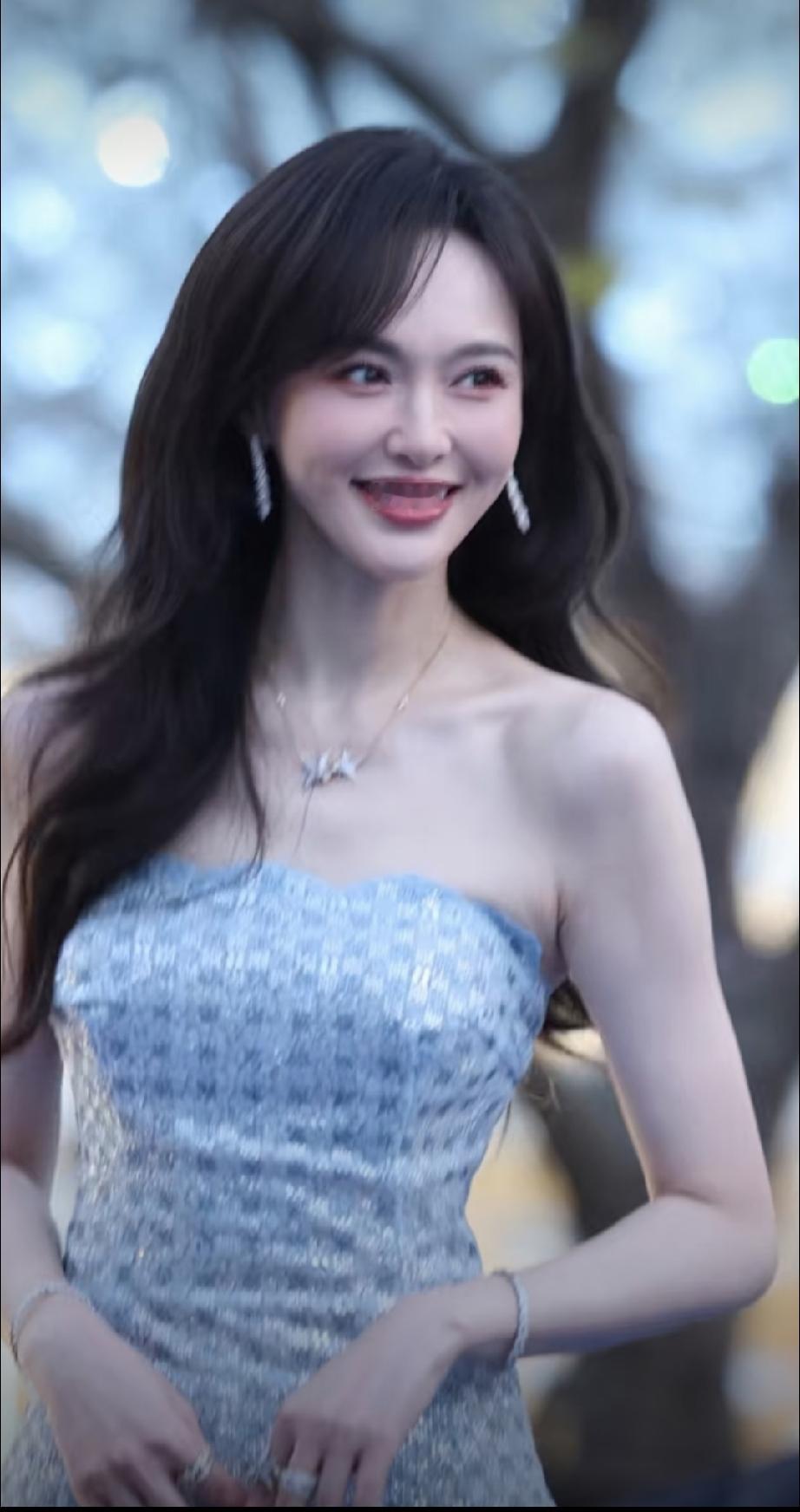唐嫣这套红毯造型把优雅贵气焊在了身上，经典驼色长大衣随性披搭，裹身亮片蓝裙勾勒出玲珑曲线，走动间自带星光，成熟女人的明艳大气感直接拉满，走在人群里一眼就被惊艳。