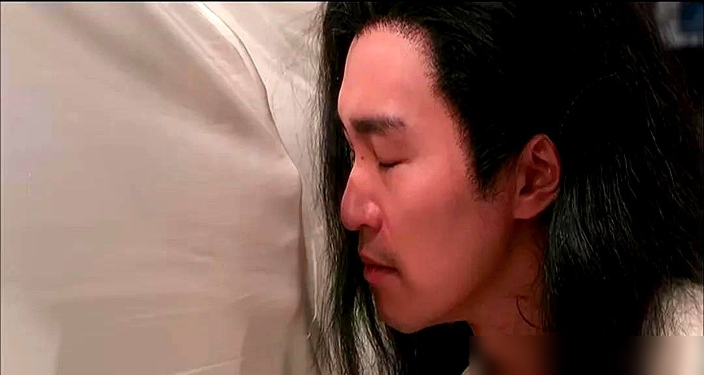 剧本一片空白，周星驰却把陈嘉上当场看傻了。
拍《武状元苏乞儿》抄家那场戏，陈嘉上只说要落寞，怎么拍，他自己也没想好，干脆让周星驰随便发挥。
换别人，可能跪地痛哭，捶胸顿足。周星驰没哭，他径直走到大烟床坐下，闭眼，拍着大腿，哼起凄惨南音《红烛泪》。
镜头后的陈嘉上瞬间愣住。后来他多次说，最落寞不