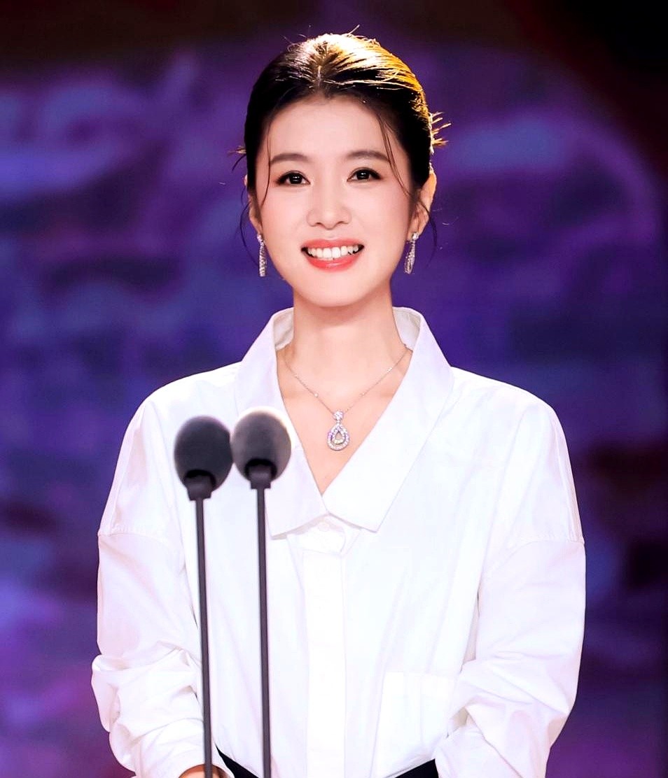 李云霄的嗓子出问题了，现在能说话，但没法正常唱了。

之前发烧的时候她还在高强度用嗓。差不多隔一个星期就连演两场，五城十场演出扛下来，声带长期充血水肿，只能自己发文透个底。

其实演完电影镖人火了之后，她没彻底转型去当影视演员。

凭她的长相和演技，去影视圈也能走得顺，但她就是坚持越剧老本行，这份坚
