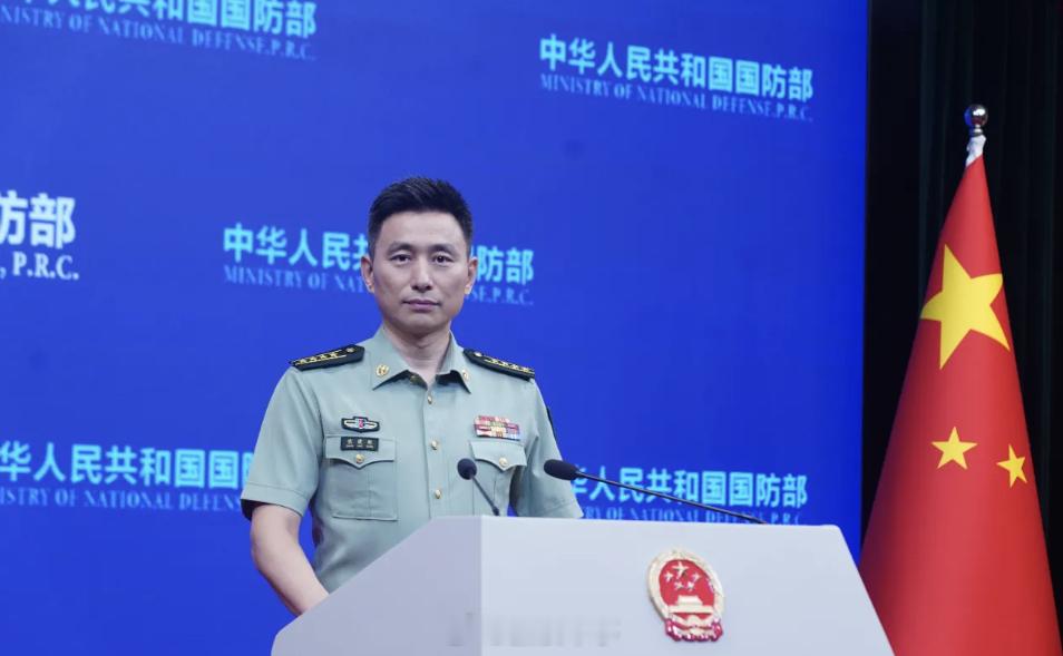 【#国防部要求美方立即停止武装台湾#】记者：台湾地区向美国采购的66架全新F-16V战机，首批2架已启程赴台，即将交付台湾。这2架单座型战机属“凤翔专案”首批交付新机。请问发言人有何评论？国防部新闻发言人张晓刚：中方坚决反对美对台售武的立场是一贯的、明确的。“台独”与台海和平水火不容，“以 ​