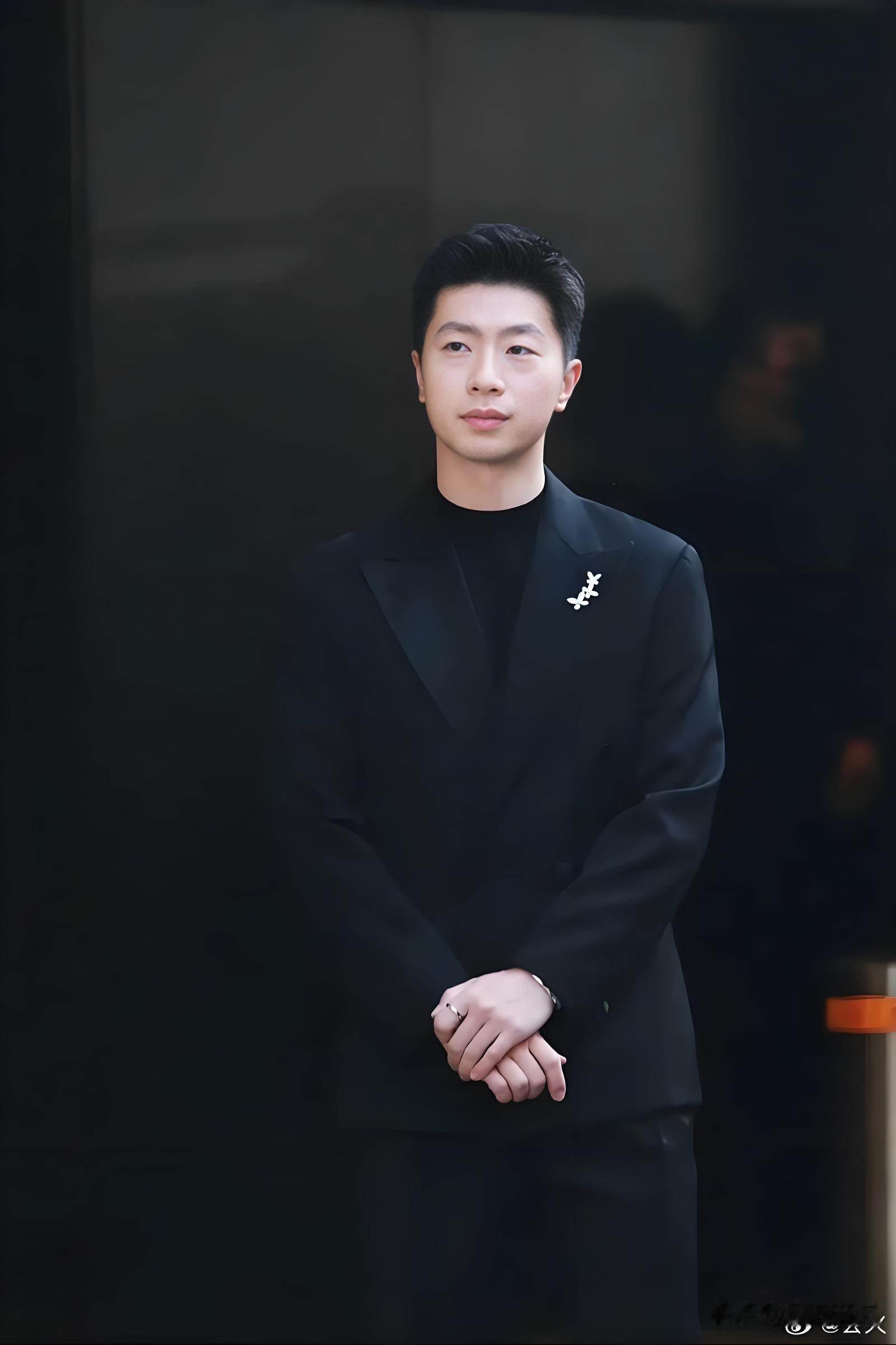 为什么喜欢马龙？ 因为我也想做马龙，慕强是人的本性 具体来说，我也想长...