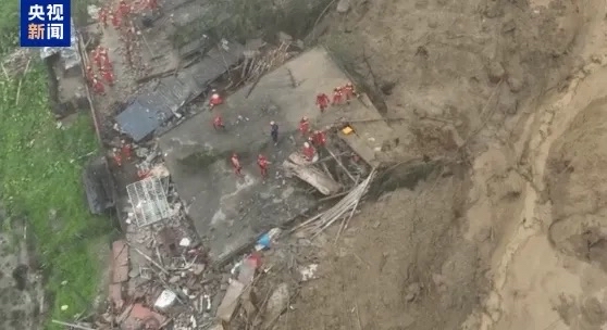 江西遂川这场泥石流灾害看得人揪心得慌，塌方体积超3万立方米，目前已经确认2人遇难，还有10人处于失联状态。
现场的救援条件真的难到超出想象，上下山只能抓着一根绳子保持平衡，脚下全是滑得站不住的泥浆，稍不留神就可能摔落山谷。救援中途还接连发生小规模塌方，刚抵达塌方点没多久就遇上余塌，现场还飘着烟尘，所