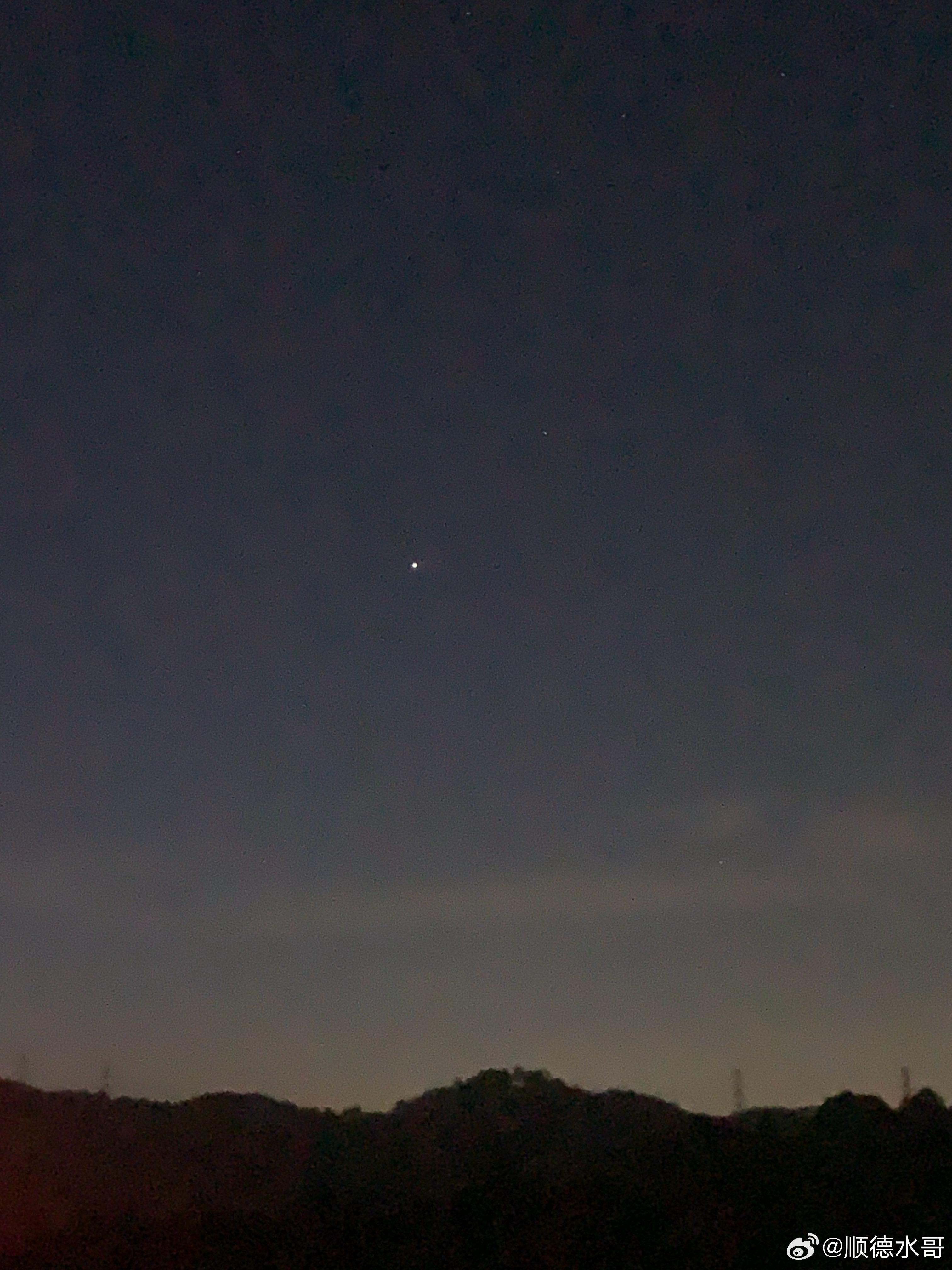 今晨星光灿烂。这个词怎么发明的？阳光灿烂可以，星光还真不灿烂。星光闪烁比较合适。今早起来的时间比较合适，天空不太亮才能看见星星。另外一个关键因素是吹北风，空气湿度低。仰望星空，不但启明星，还有很多星，越看越多，惊喜不断。图七五星成十字，其中有三星成直线（图八）。不知道经过网络的处 ​