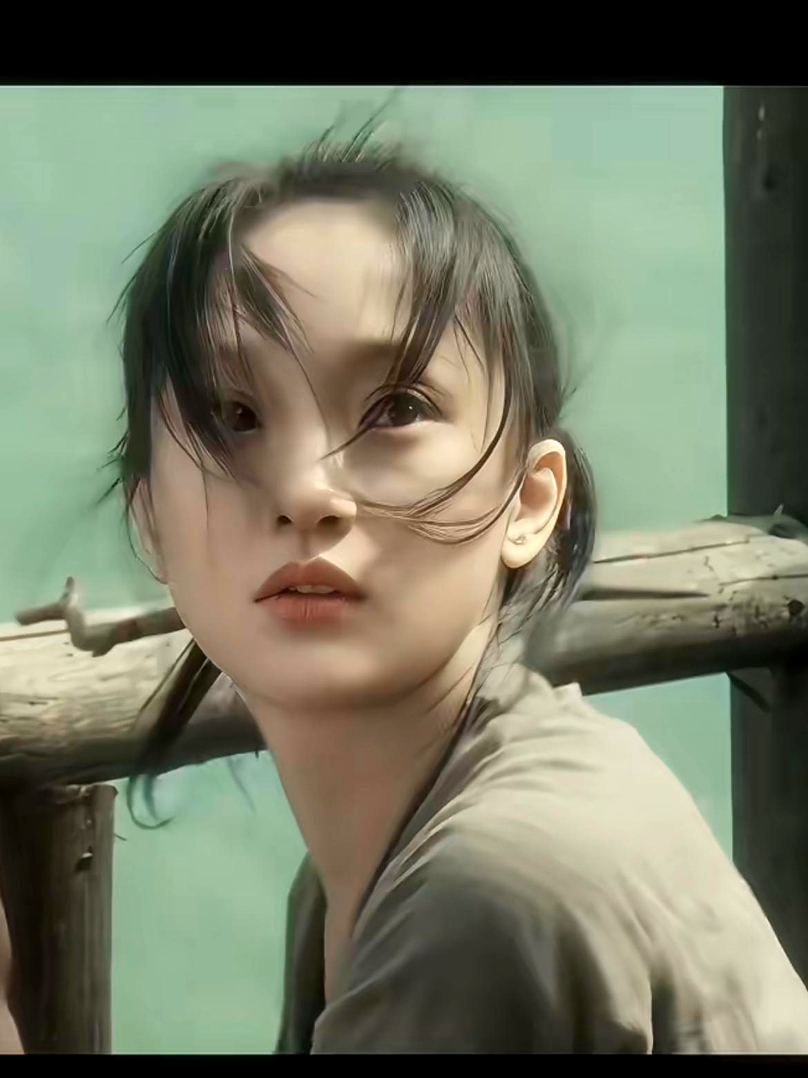 当年《如懿传》刚播的时候，周迅被追着嘲讽脸垮装嫩，真不是她颜值不行，纯粹是被那套灾难级妆容给坑惨了
 

那个死亡荧光粉口红，配上贴头皮的生硬造型，根本没几个人能扛得住
 

就算换成当年巅峰期的孙俪，顶着那套行头出场，照样得翻车，更别说上了年纪还要硬演十几岁的小姑娘
 

周迅这张脸，从来都不是靠