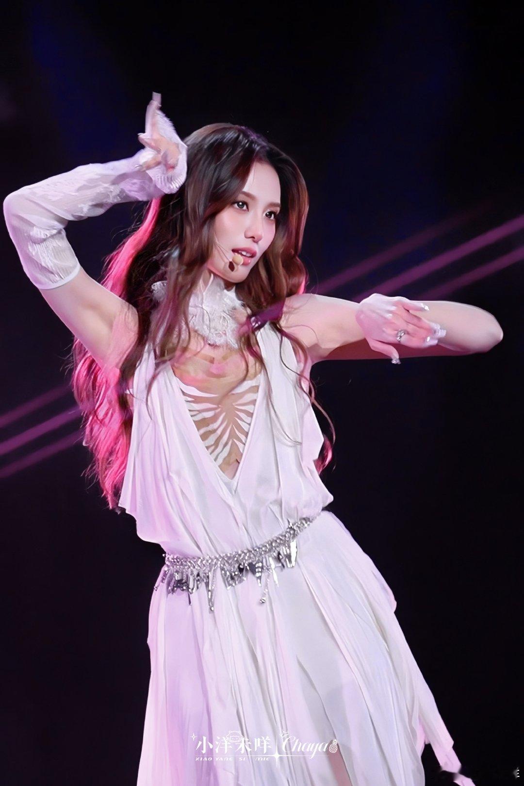#徐艺洋[超话]#  💜#徐艺洋# 

2026 09 26📍天津 梦寐·怪诞笔记的预言嘉宾
《Mirror Mirror》饭拍图

​
