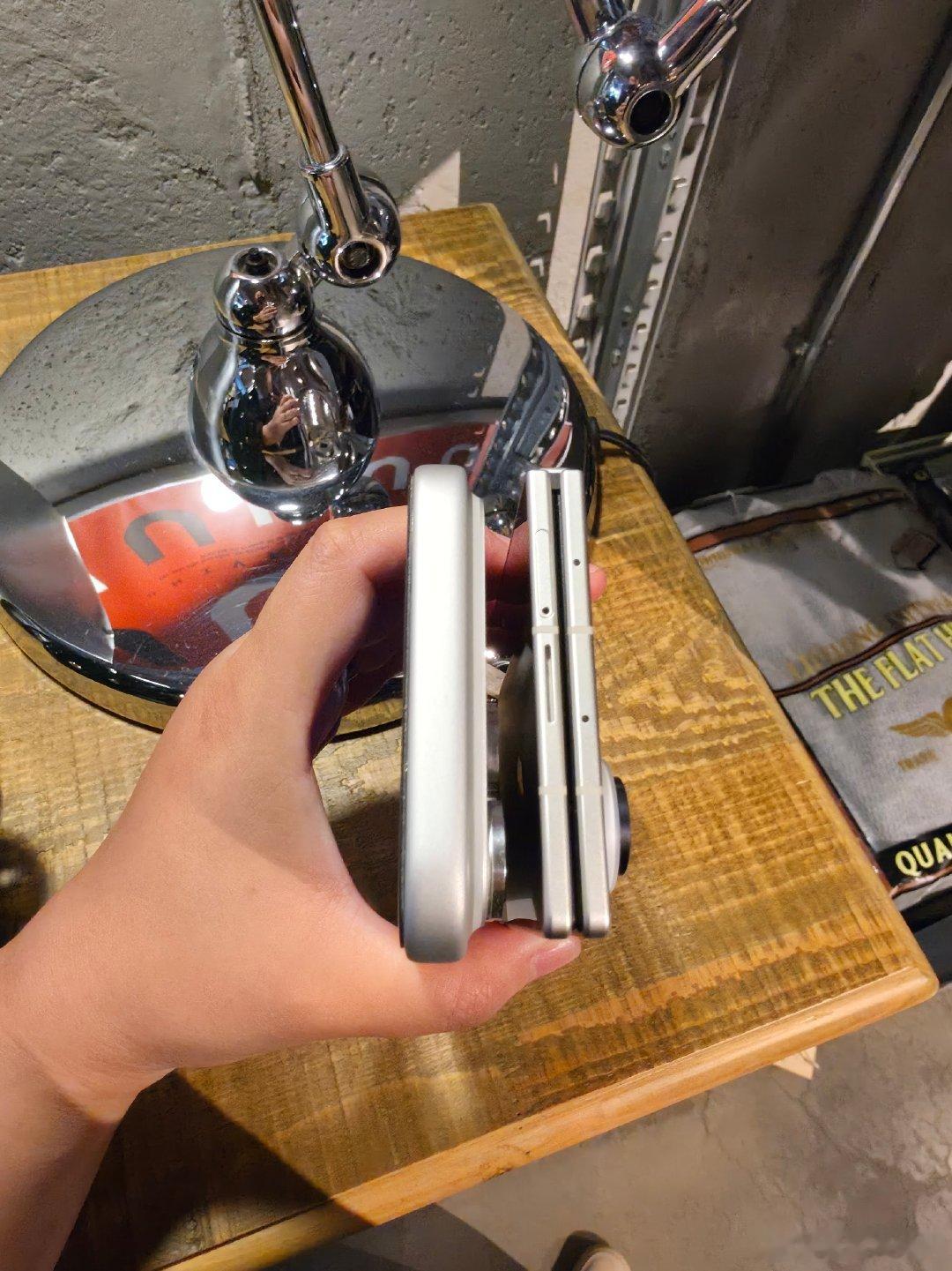 三星 Fold 8拿在手里第一感觉就是轻薄，阔屏设计展开视野很开阔，质感也到位。但芯片涨价潮已经来了，苹果首款折叠屏定价低不了，按苹果一贯作风，价格肯定让人倒吸一口凉气。#三星ZFold8##三星折叠屏薄到离谱了# ​