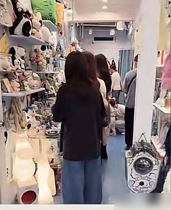汪小菲带着马筱梅和俩孩子逛商场，小玥儿直接挽着后妈在饰品店挑毛绒玩具。没有保姆簇拥，没有摆拍感，就是一家子慢悠悠晃。
想想半年前舆论还在吵后妈能不能带好前任的孩子，现在连最挑剔的网友都闭了嘴。马筱梅上个月晒带五个月幼子游泳的视频，评论区清一色这女的真稳。
汪小菲这人前几年总被骂作秀，但你看他最近