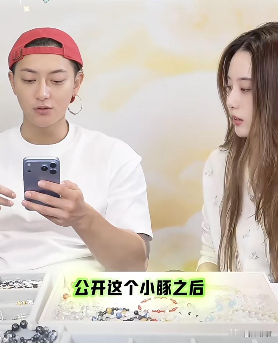 黄子韬和徐艺洋公开了孩子小名后，才发现两口子这么多年一直在暗戳戳“晒娃”。
在最新的直播间，黄子韬脱口而出透露了儿子小名：小海豚。
这个名字再次印证了，黄子韬不愧是最爱在海边散步的男人，对海是真爱。
也正是随着“小海豚”的曝光，让人意识到两人自从2024年有了孩子后，其实一直忍不住秀：黄子韬的签名加