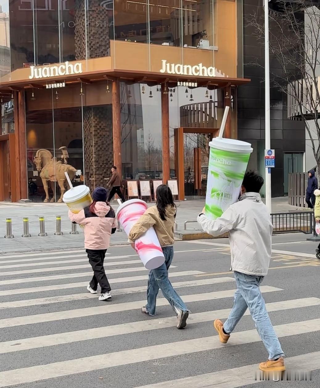 女子半夜喝超大杯奶茶后尿床，男友提出分手后赖上店老板，结果被店老板怼的...