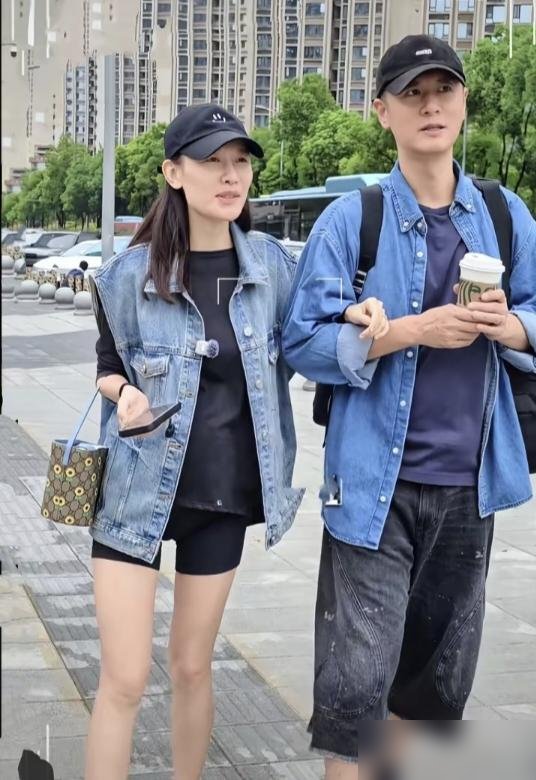 孙骁骁挺着个大肚子，被拍到跟任重逛街健身，俩人全程没怎么说话，但步调出奇一致。
镜头拉近，任重手里拎着包，眼睛时不时扫一眼她脚下。她穿着宽松卫衣，孕肚藏不住，脸上倒是素得很，没怎么捯饬。
翻她账号，五年没动静，一更新就是家庭录像。大女儿管任重叫“重重”，两口子带娃还分房睡，日子过得跟普通小区夫妻