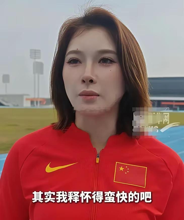 吴艳妮最近被扒出早期采访截图，素颜和现在带妆亮相差距太大，有人直接喊...