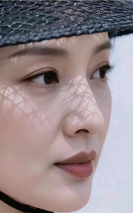 长沙一女子约快递上门取件，洗澡后门留缝挂帘，快递员三分钟后推门掀帘而入，女子惊叫报警，警方未予处理，快递员否认看到什么，女子称失眠并要起诉。事情的核心不是谁更委屈，而是两个边界同时失守：女子约了人却只留一道缝，等于把安全主动权交了出去；快递员赶时间不打电话不敲门，直接推门掀帘，职业流程里缺了最基本的
