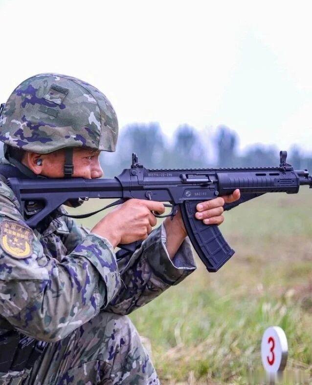 #国产兵器足够先进可以展示##被国产新型步枪帅到了#大国重器，藏锋芒亦敢展锋芒。如今国产新型制式步枪批量列装，以全方位技术升级，刷新了国产单兵武器的新高度，尽显中国军工的硬核实力与匠心突破。

这款新一代步枪摒弃老旧设计短板，采用模块化先进架构，搭配四档可伸缩枪托，适配不同身形战士与各 ​