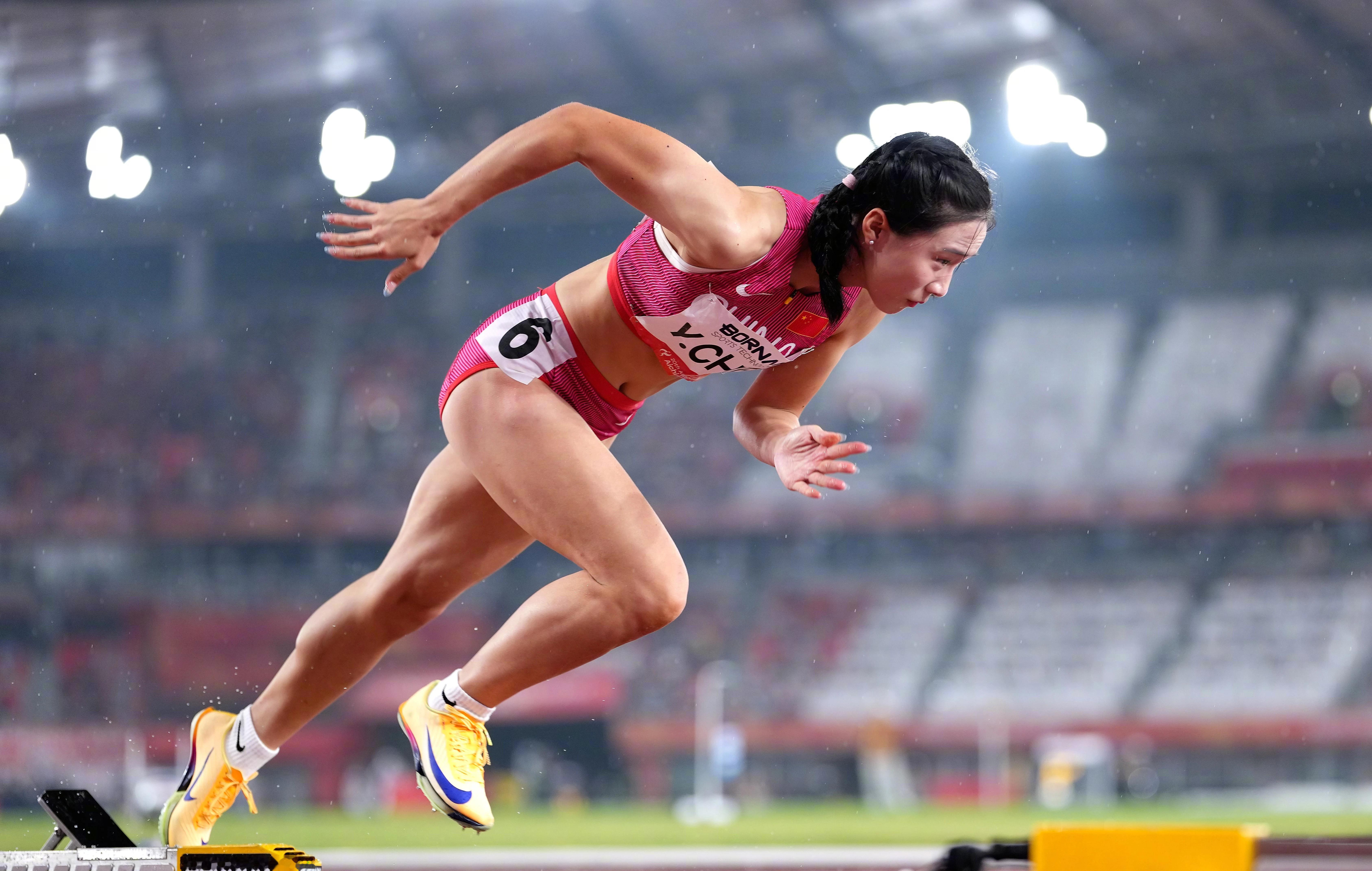 #陈妤颉200米摘银# 名古屋亚运会女子200米决赛，新加坡老将佩雷拉以22秒78获得冠军，中国17岁小将陈妤颉以22秒93获得银牌。

在此前的女子100米决赛，陈妤颉以11秒06获得金牌。在陈妤颉心里，两枚奖牌有着不同的意义：“100米的金牌是我18岁前最好的成年礼，而这次200米的银牌是给我的一个教训。”小孩 ​