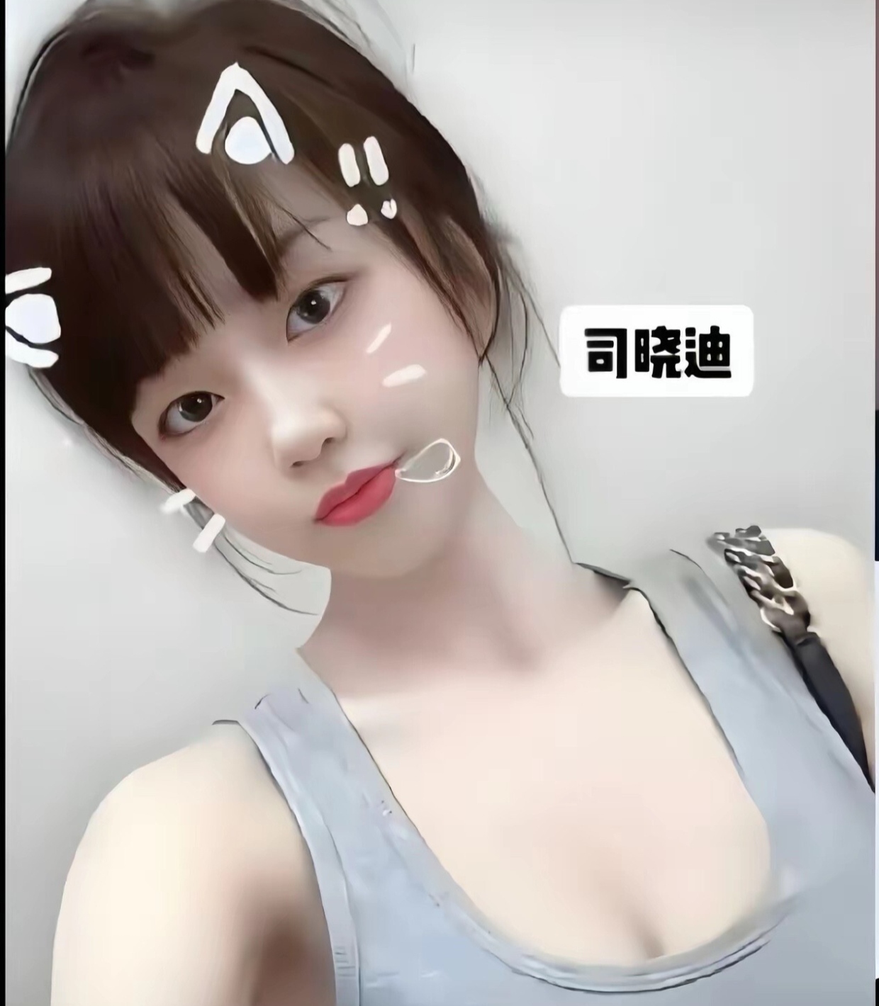 司晓迪回应鹿晗妈妈做的早餐好吃吗

司晓迪又上热搜了。这次不是因为放了什么新照片，也不是因为深夜直播爆料，而是因为一碗早餐。对，就是字面意义上的早餐。有网友在她评论区问了一句“鹿晗妈妈做的早餐好吃吗”，她回了一句让全网都愣住的话：你也去尝尝啊姐妹，我带你去，在北京吗你。

说实话，我看到这条回复的时