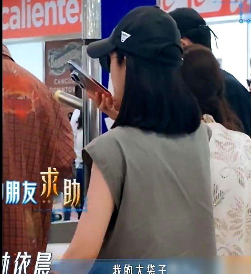林依晨在坎昆录节目，箱子轮子直接干废了。
她没找助理，没找节目组，一个电话打给了老公林于超。人在异国，半夜三更，林于超愣是联系当地朋友，第二天清晨两只新箱子就送到了她手里。
结婚12年，一个女儿一个儿子，老公还是圈外人。这些年婚变传闻没断过，她从来不解释。行李袋破了，第一个想到的人是他。他能连夜