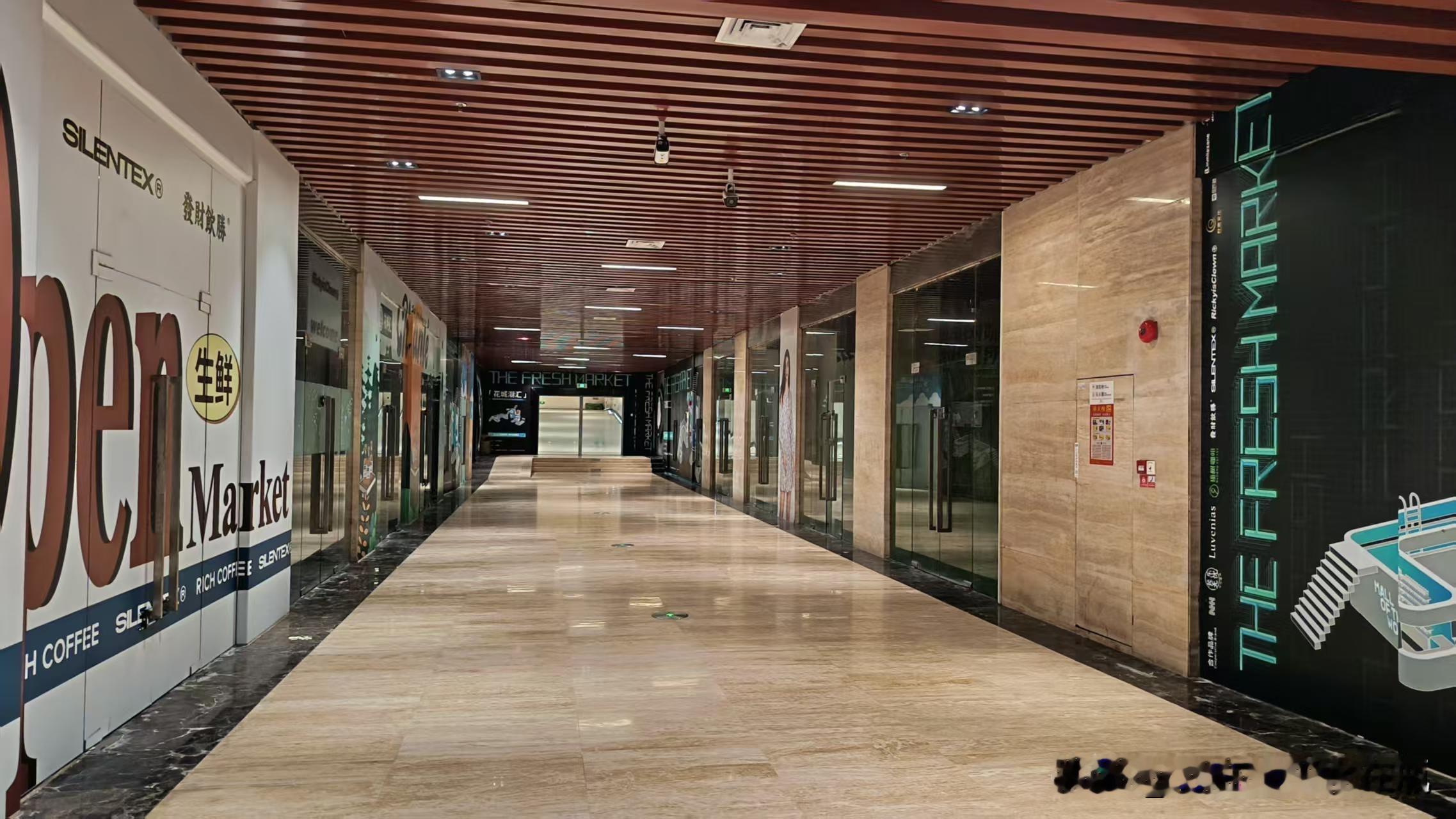 珠江新城花城汇北区，目测估计有70%的店是空置。  只是早上不开门的吧...